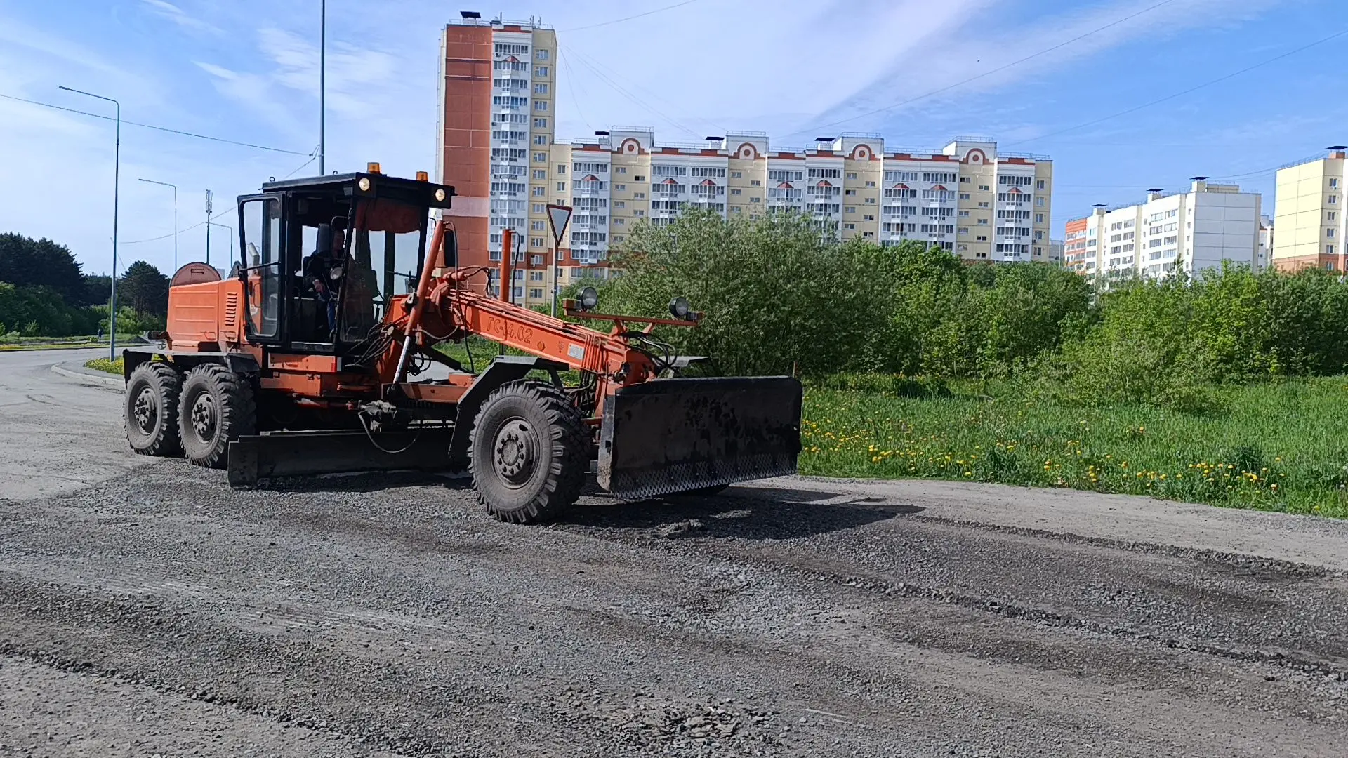 Сегодня 4 июня на уборке дорог города и прилегающих к ним территорий дорожными предприя...