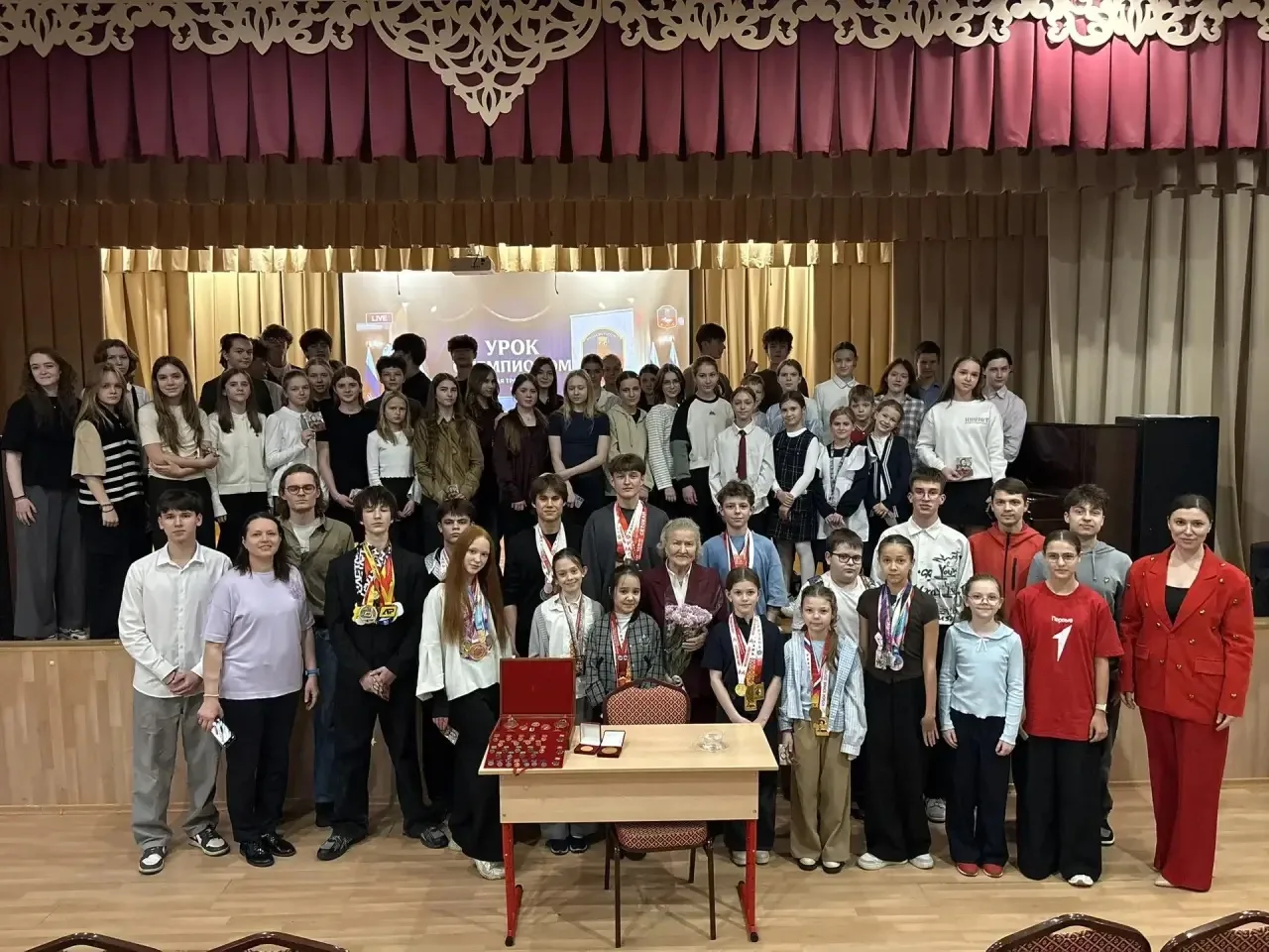 🏆Урок с чемпионом: встреча с легендой конькобежного спорта!   Вчера в нашей школе состоялось по‑наст