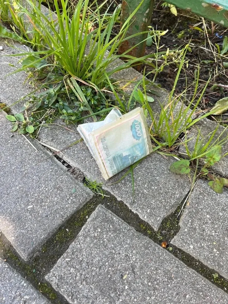 ‼️ В Дрожжино на ул.Южная д.9 обнаружен подозрительный сверток денег.

На место вызваны оперативные 