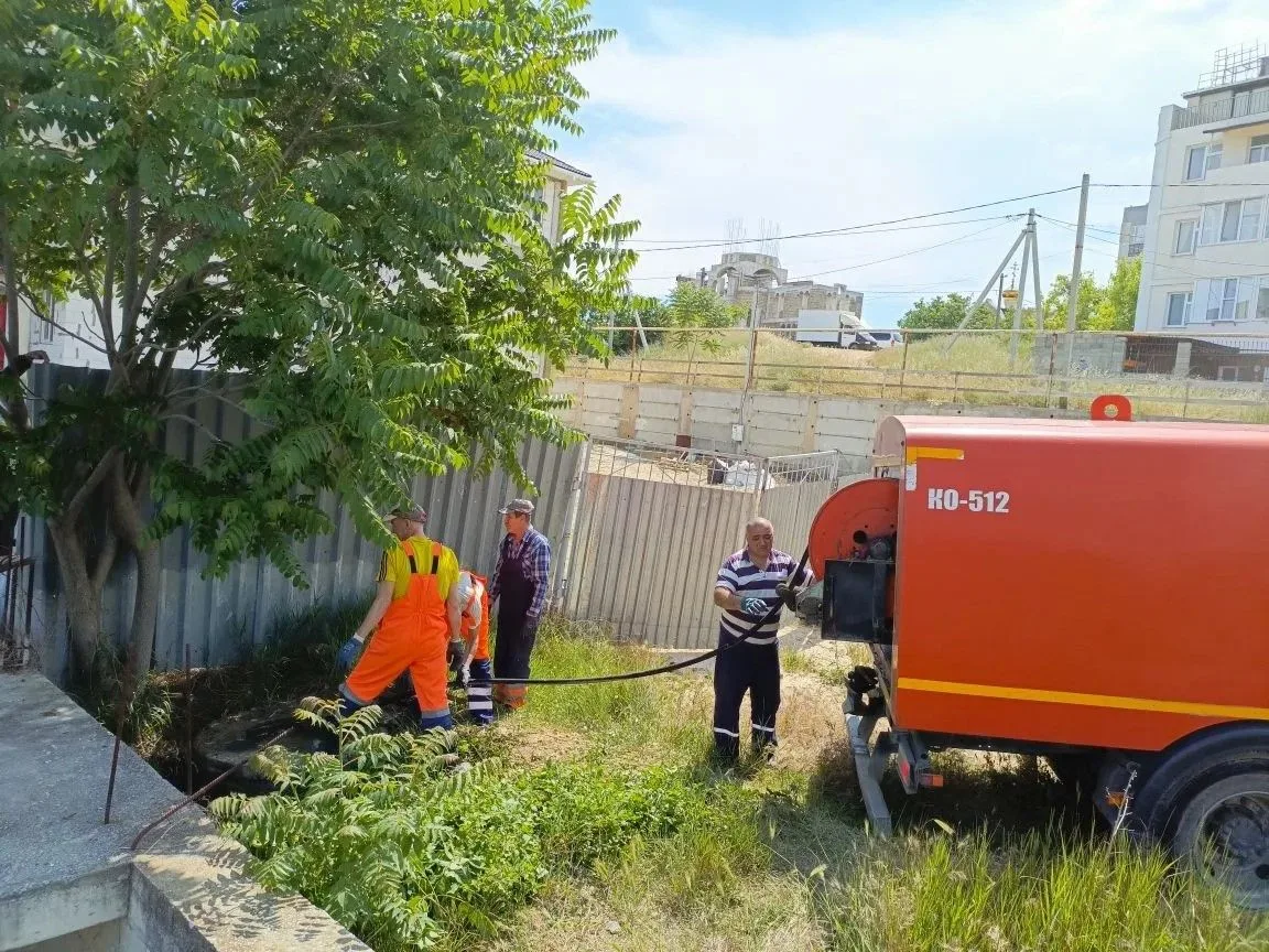 🛠 Рабочие моменты
⁣
Устранение засора на ул.Тарутинской

 📸 Фото Михаила Петрова