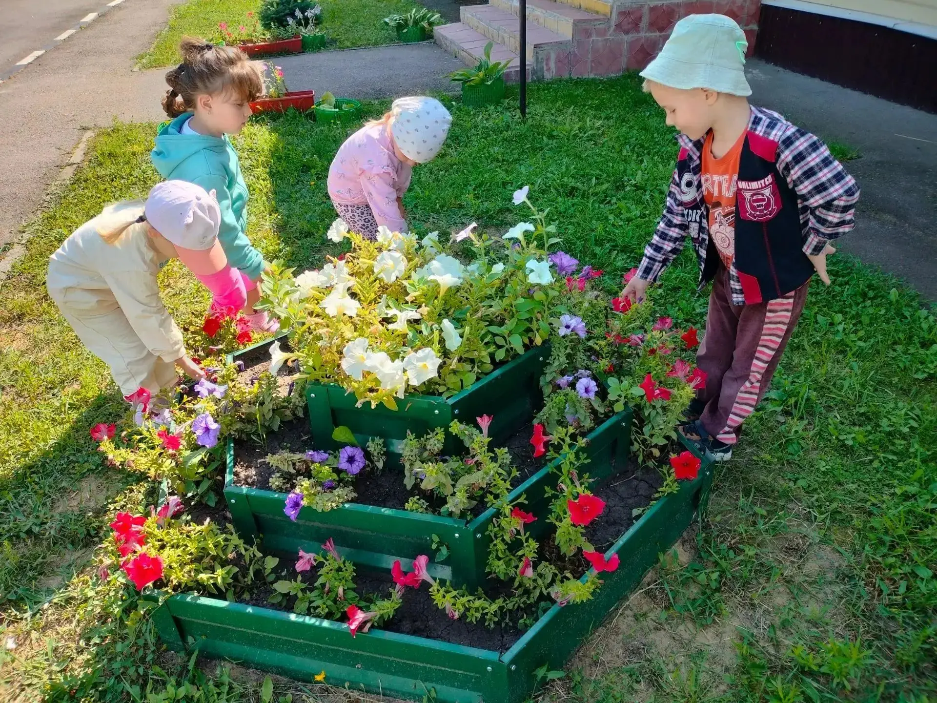 🌸В рамках экологического воспитания 🌱воспитанники группы "Умка" совершили прогулку по...