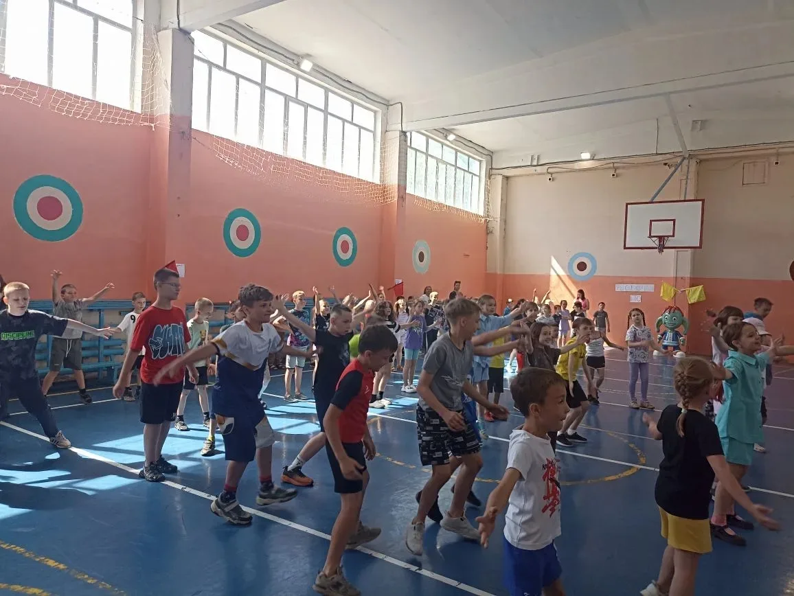 Понедельник - день
тяжёлый... Но только не в нашем лагере😊
Правильнее в данном случае сказать: " По