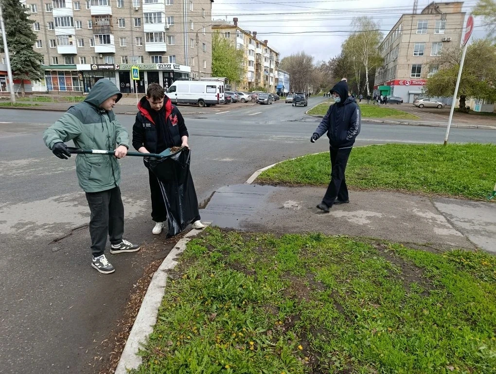 🧩🧹25 апреля наша школа приняла активное участие в общегоррдском субботнике.       Взяв все самое нео