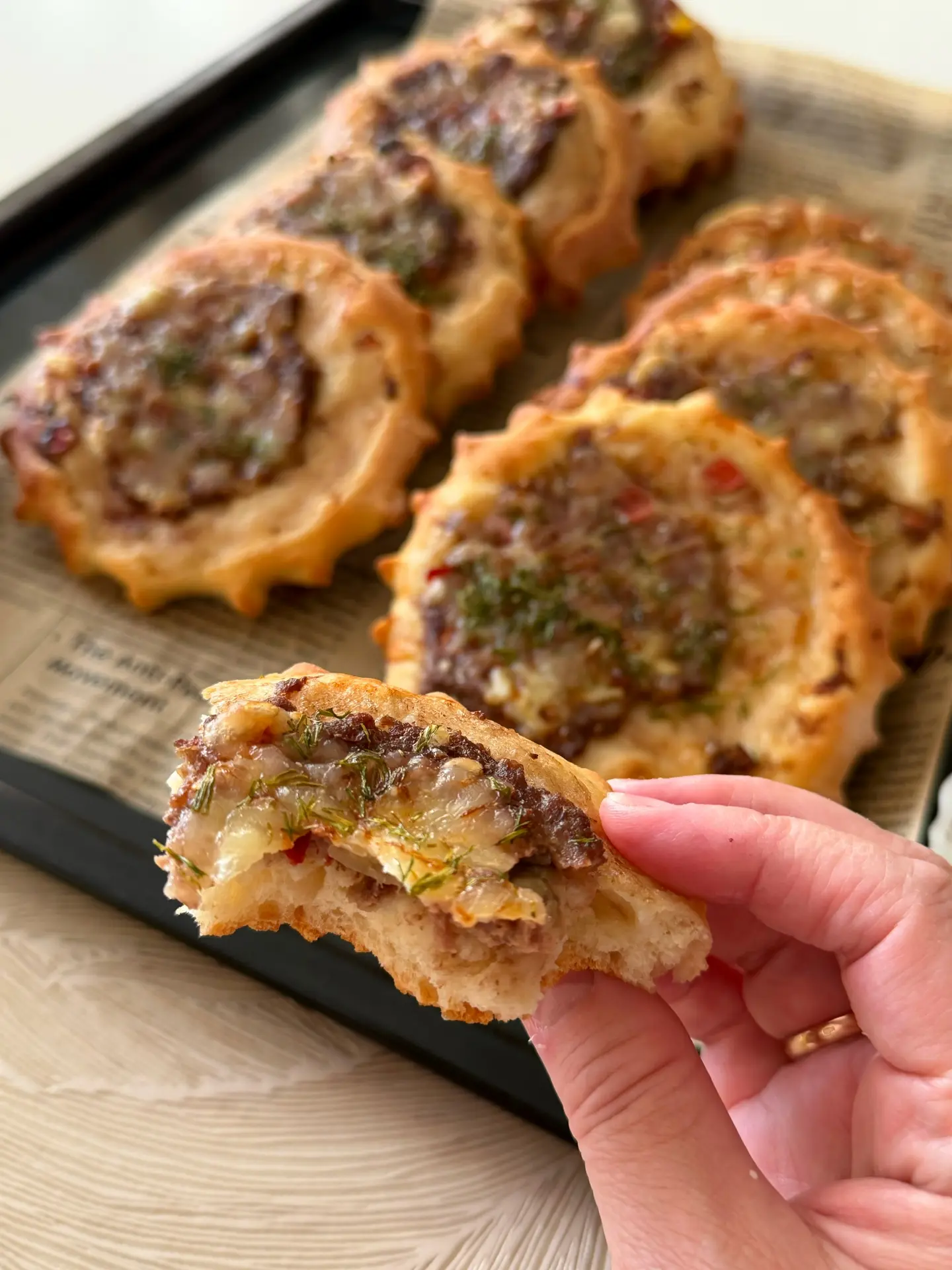 Лепешки с фаршем в духовке😋😋
Рецепт увидела в интернете и сразу захотела приготовить👩‍🍳
Муж как 