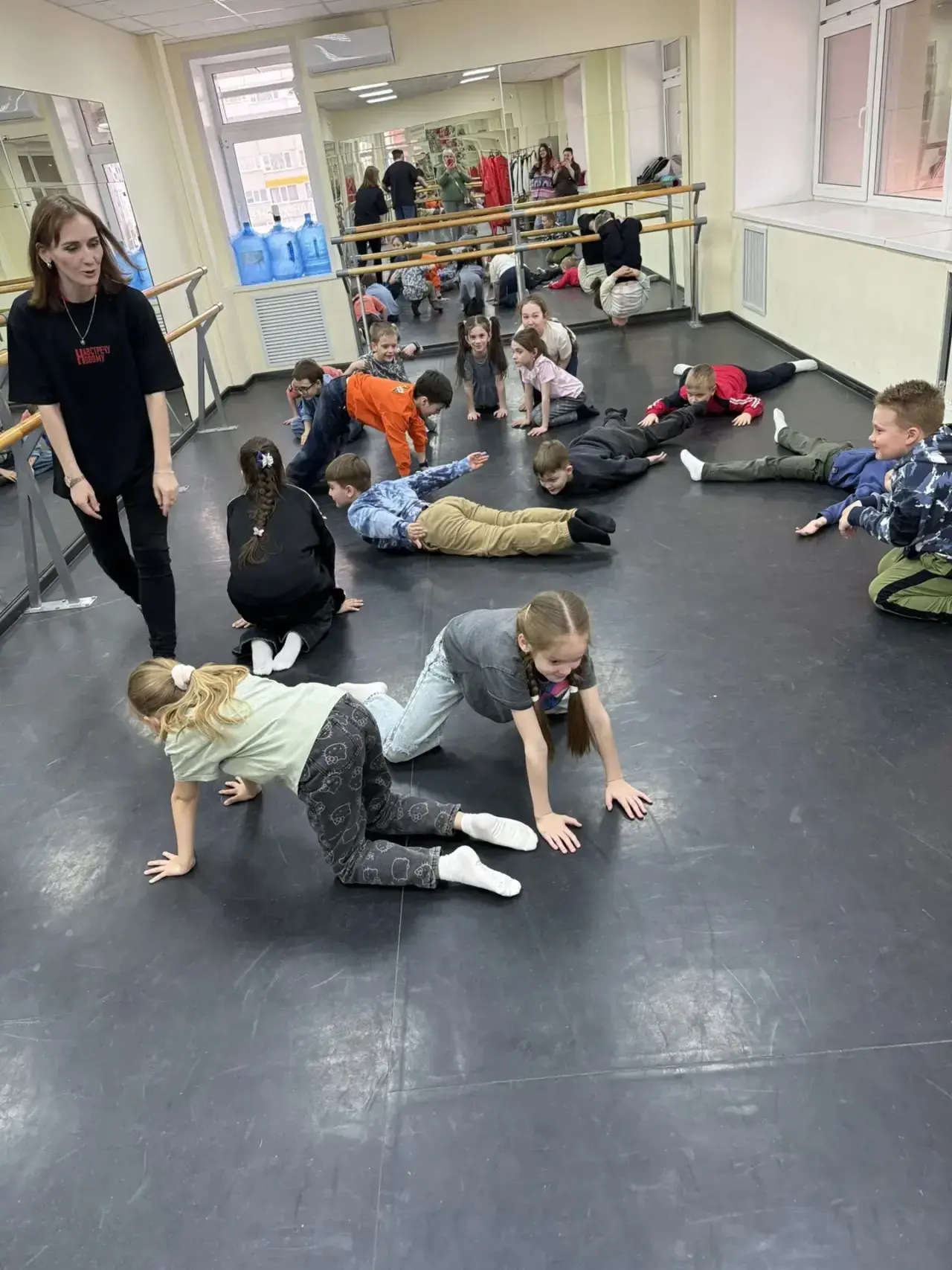 🎭✨ За кулисами начинается волшебство! ✨🚪  19 мая учащиеся 1 «К» класса вместе с классным руководител