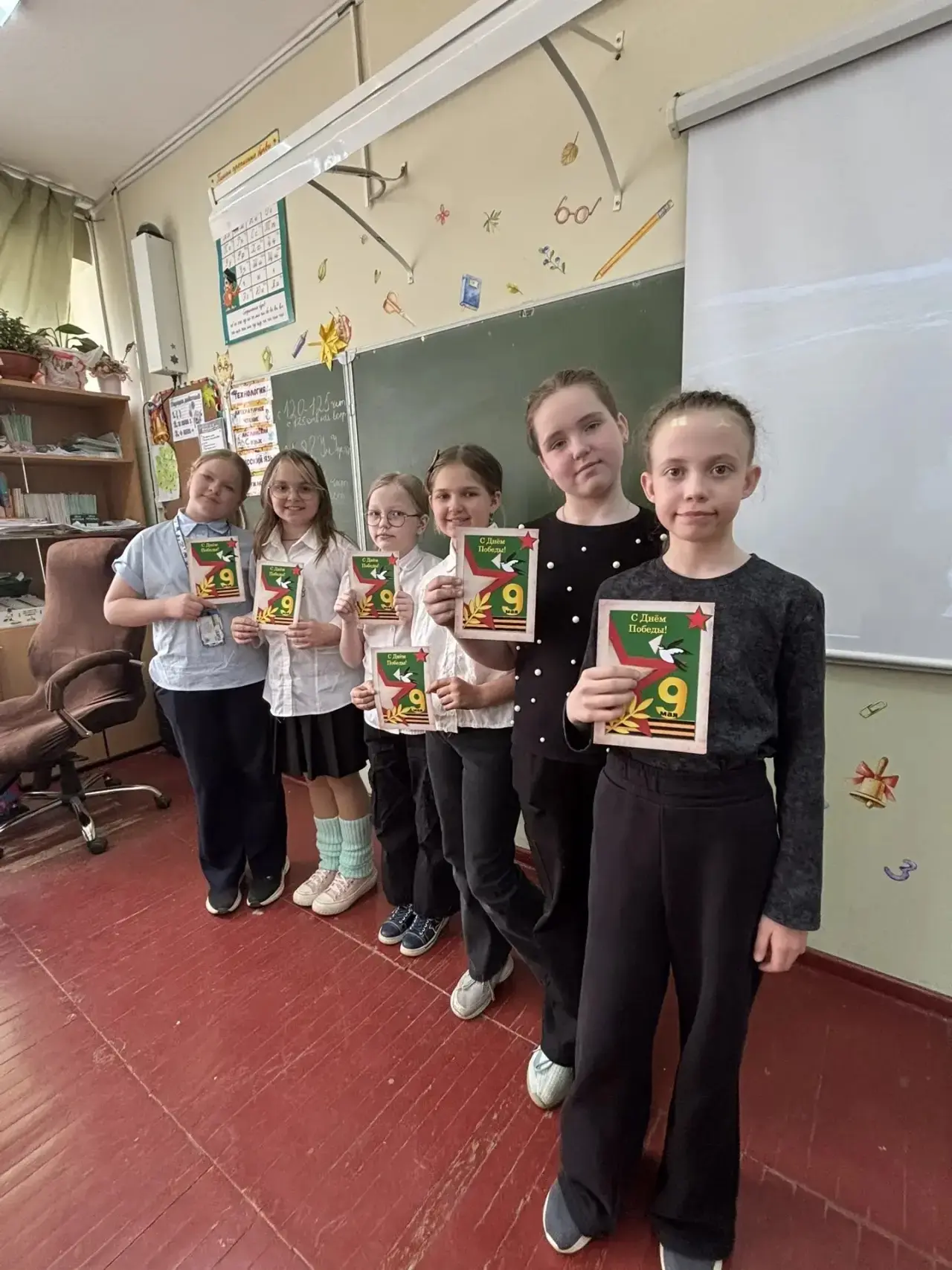 💌От чистого сердца — с Днём Победы!  Ученики 3Д и 4В классов с большой радостью и трепетом приняли у