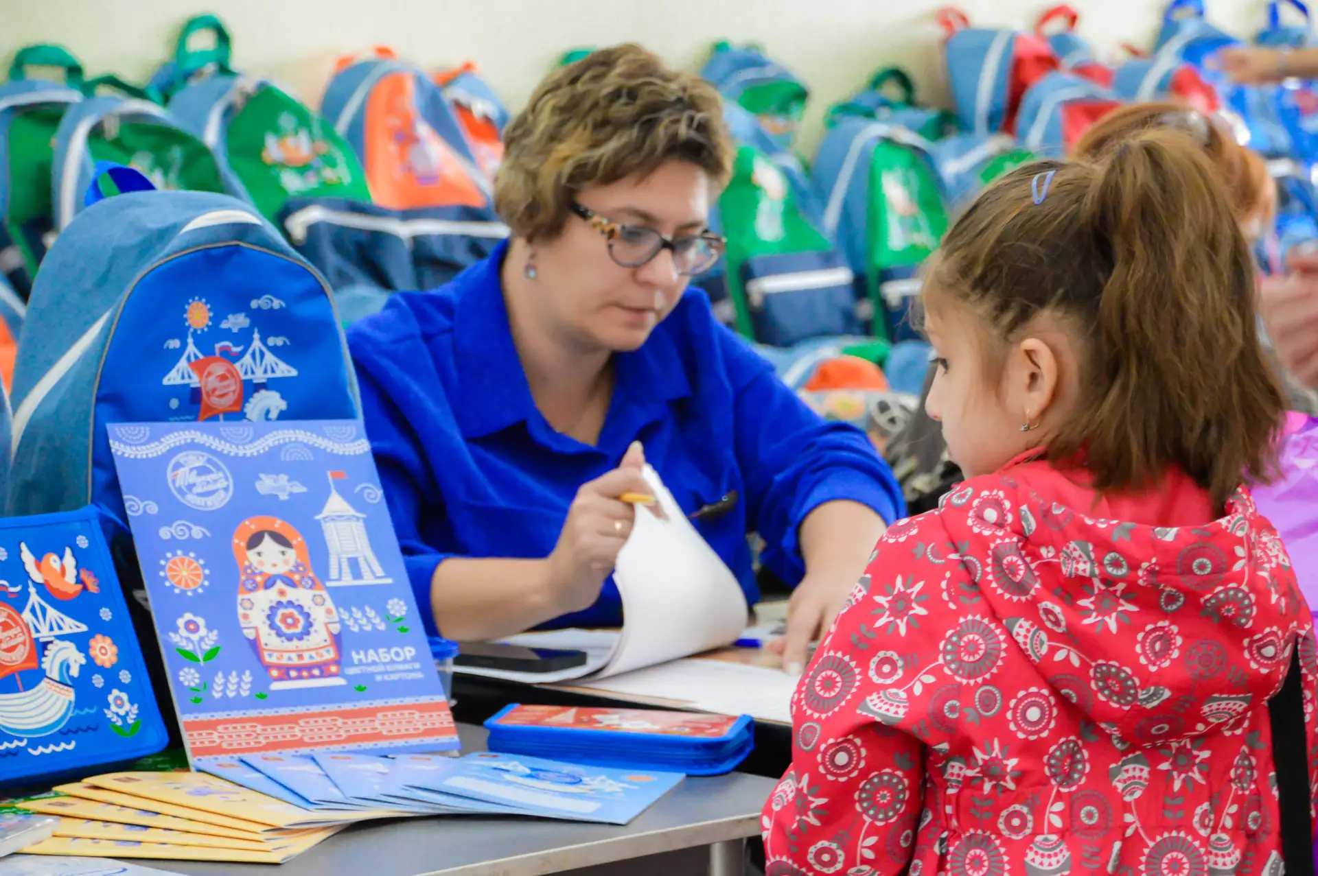 Началась выдача школьных наборов первоклассникам 🎒