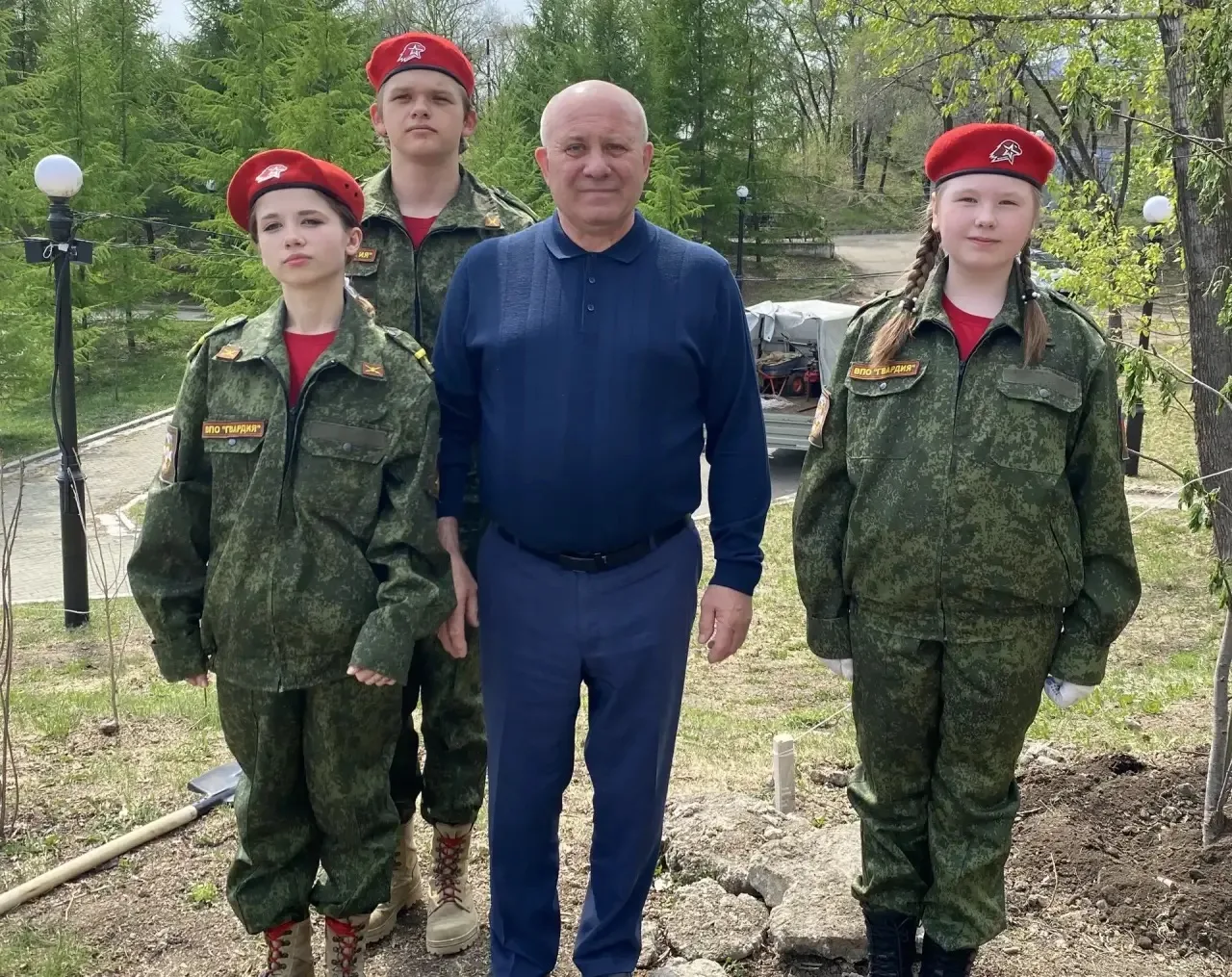🌳 Сегодня на городских прудах прошла уже десятая, очень душевная акция «Подари ребёнку дерево»!  Был