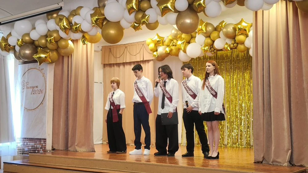 🔔 Последний звонок в 9-х классах: позади важный рубеж! 🎓✨  Это было легко, красиво и по-настоящему т