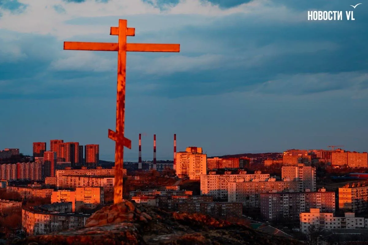 🌅Во Владивостоке после пасмурного дня небо озарилось сказочным золотым закатом  С самого утра во Вла