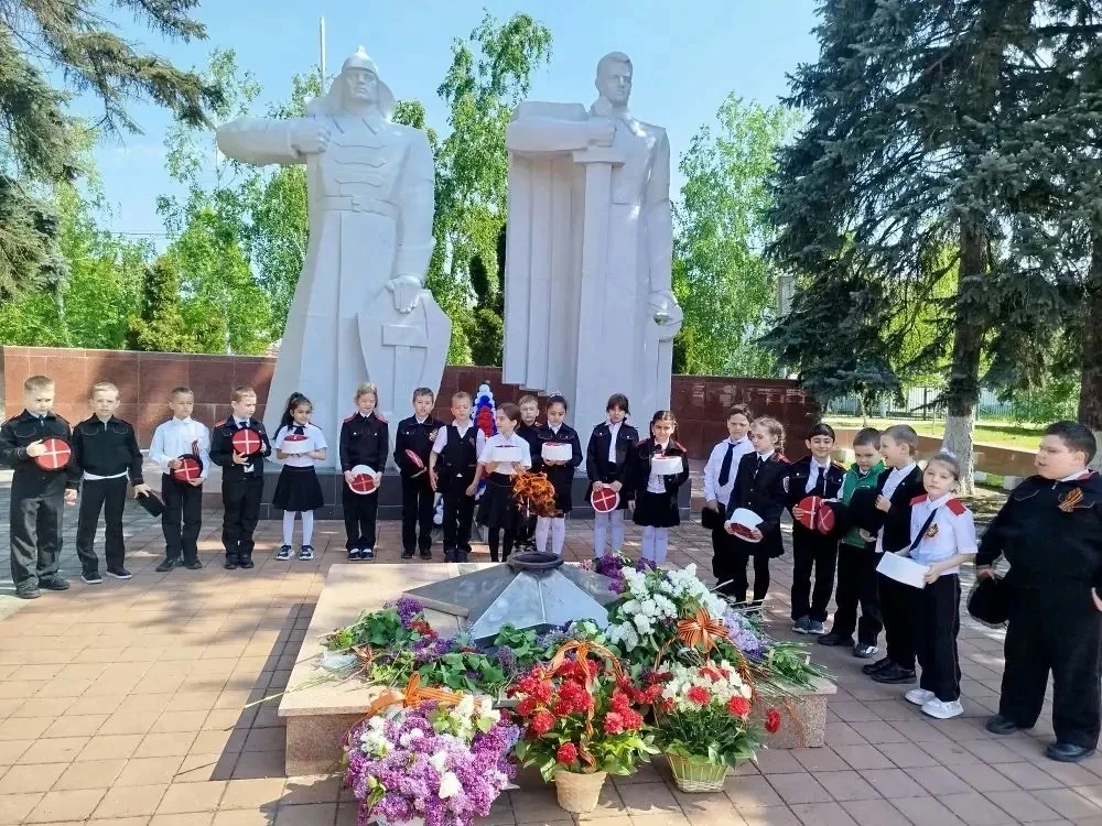 Память не уходит  ✏️Вчера после линейки «Память поколений» наши ученики отправились к мемориалам. С 