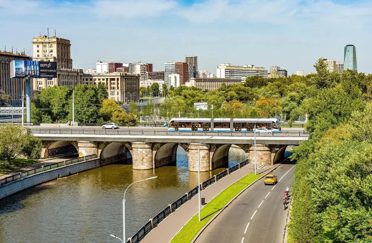 На Лефортовском мосту обновили покрытие  Работы провели в кратчайшие сроки. За одну ночь заменили до