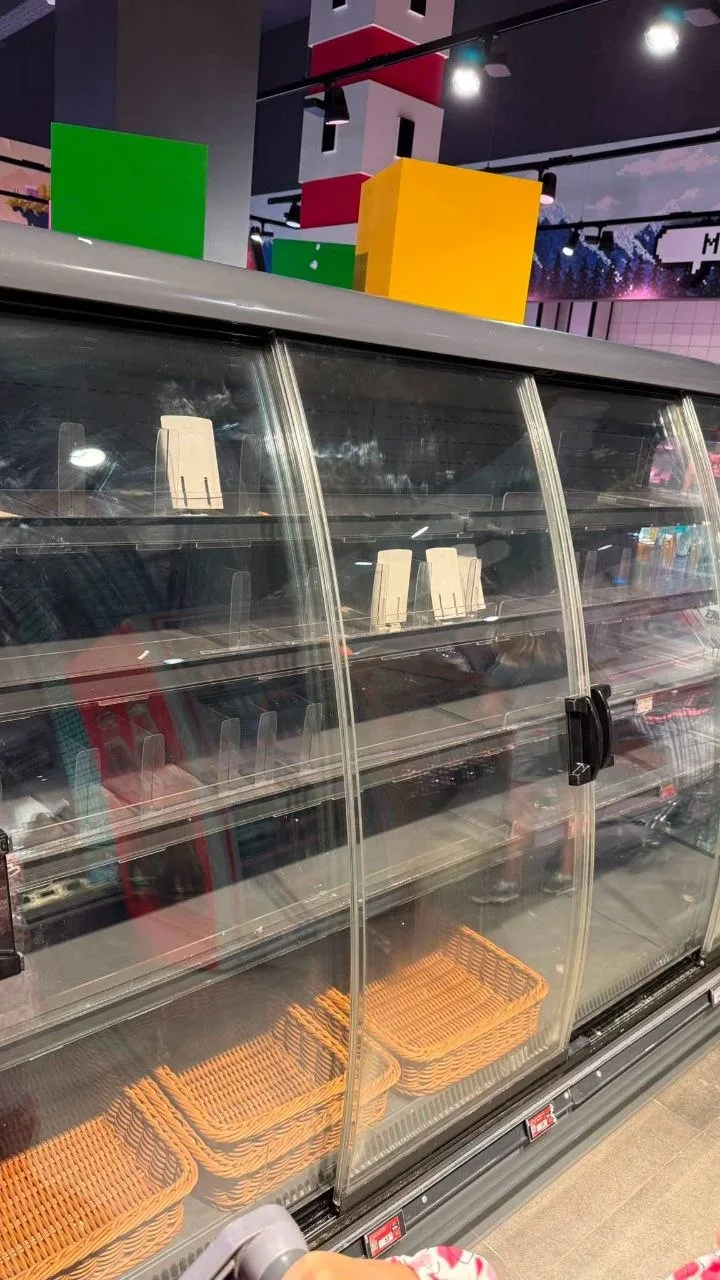 В Киеве начали пустеть прилавки в магазинах.