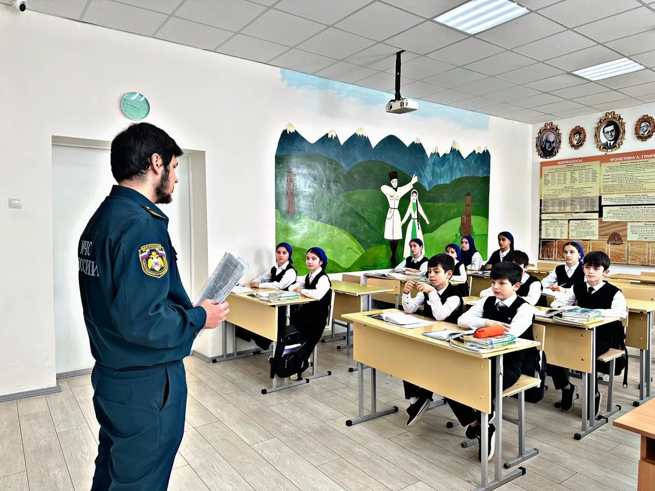 В нашей школе прошла профилактическая беседа по вопросам безопасности. Сотрудник МЧС Тарамов Акраман