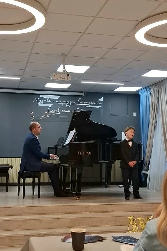 🎵🏆 ВОЛШЕБСТВО ЗВУКА ПОКОРИЛОСЬ НАШЕМУ ПЕРВОКЛАССНИКУ!  Ученик 1 «Б» класса Калинин С. впервые участв