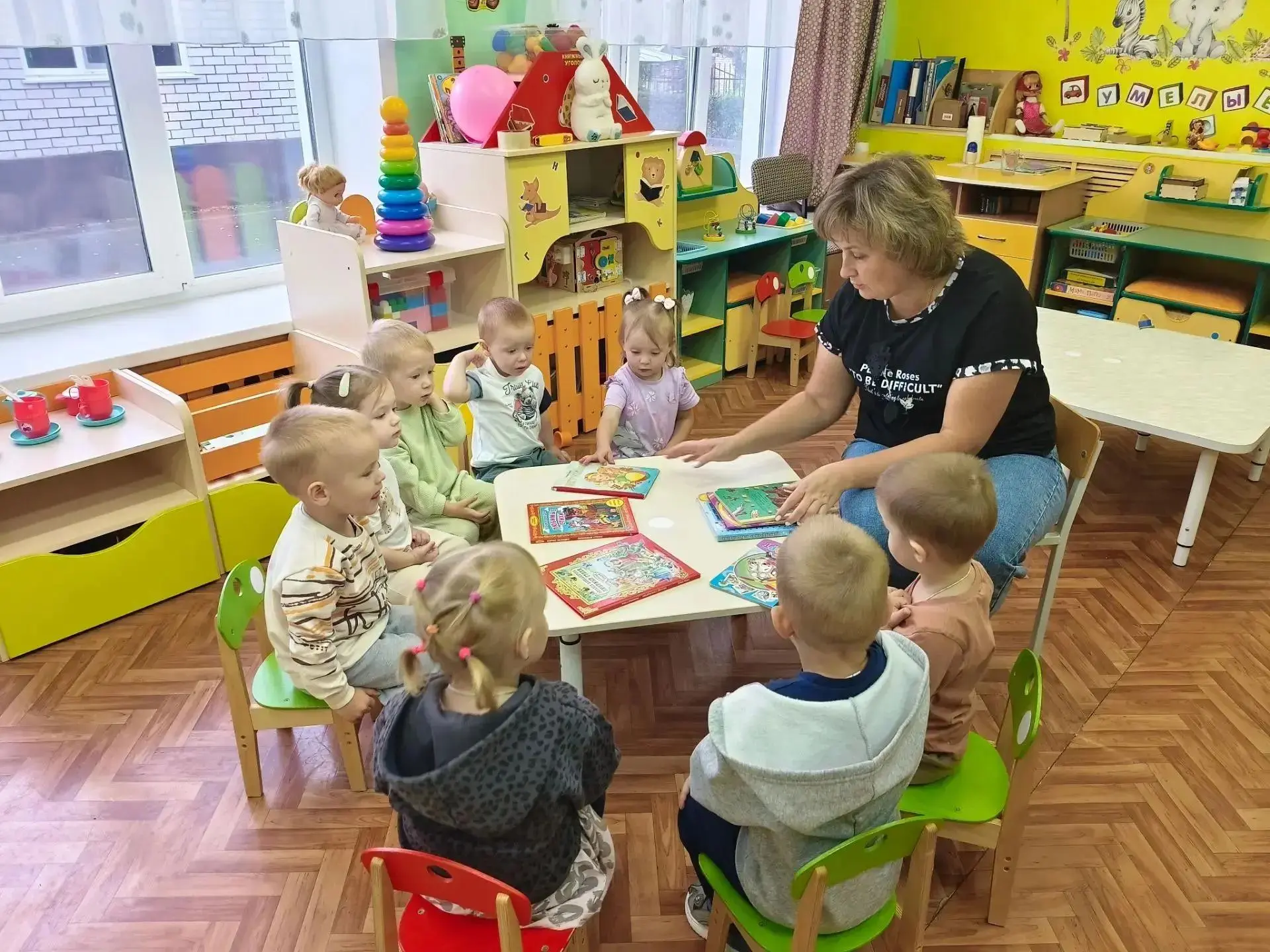 В нашей группе «Кроха» прошёл уютный и очень важный момент дня — малыши вместе с воспит...