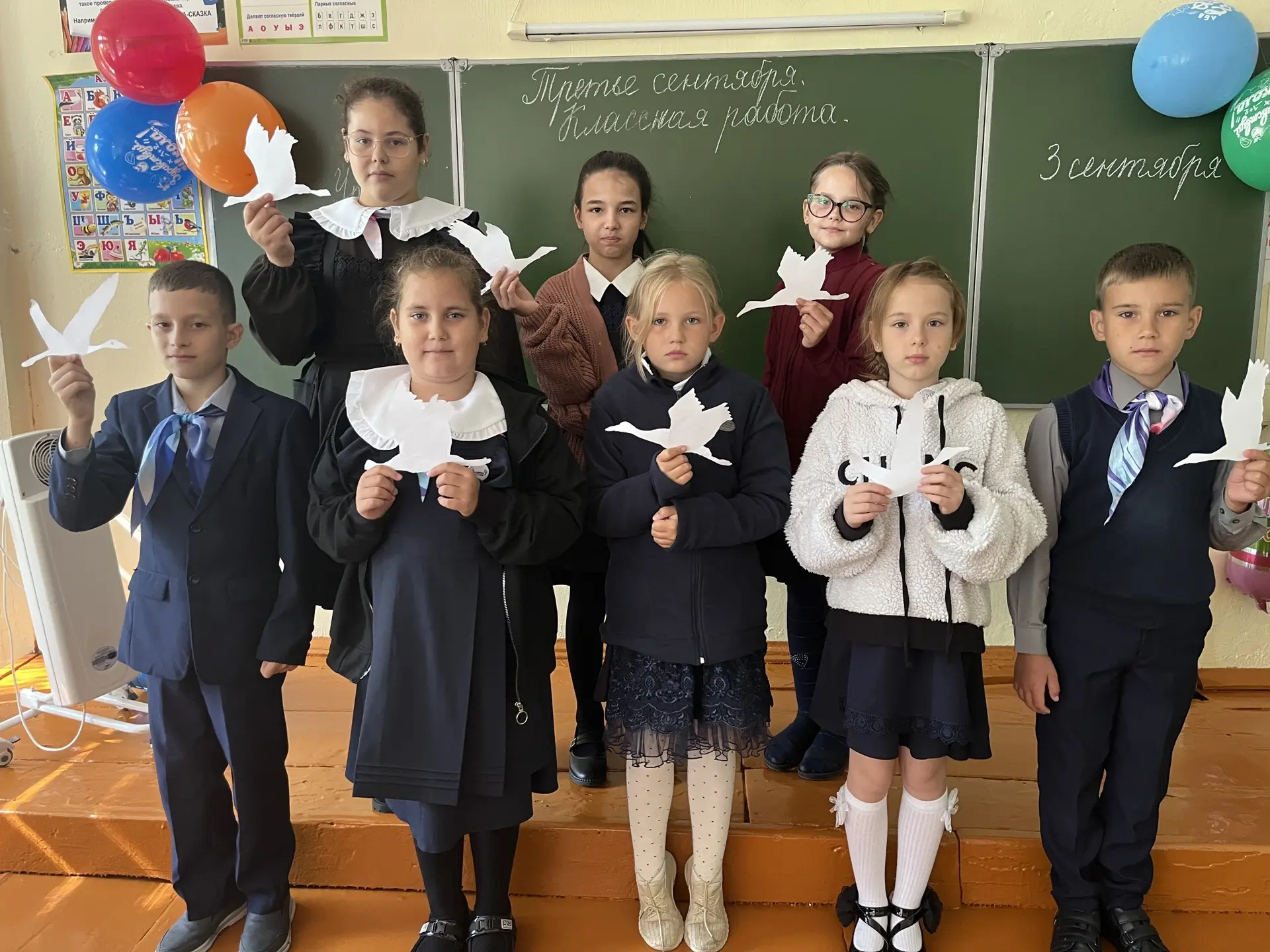 Сегодня в начальных классах прошёл особенный мастер-класс «Журавлик памяти», приуроченн...