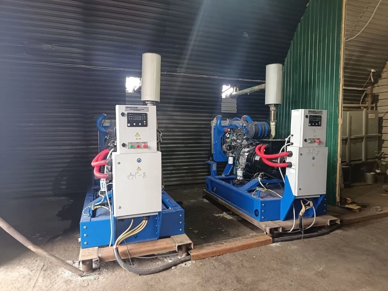 В Усть-Каре продолжается замена опор ЛЭП и подготовка объектов ЖКХ и энергетики к работ...