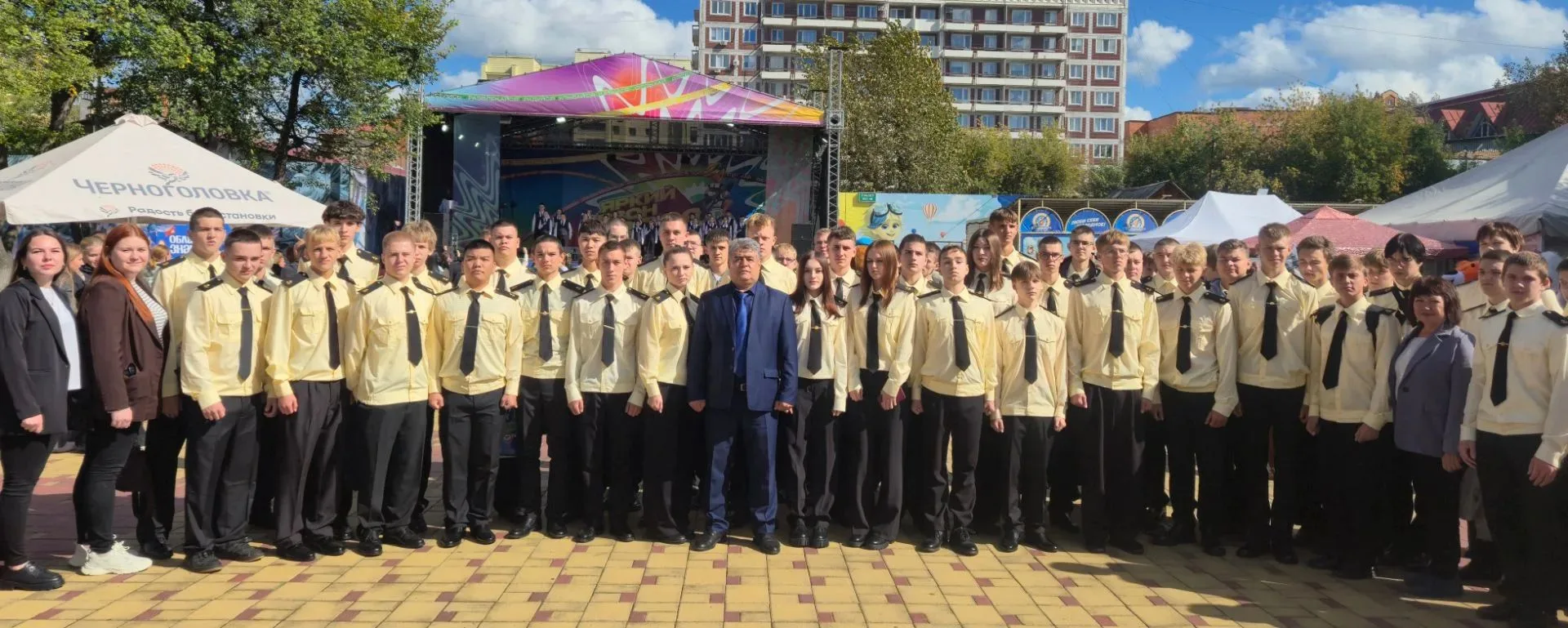 💫Сегодня в городском саду состоялся Единый день знаний, объединивший учеников школ и с...