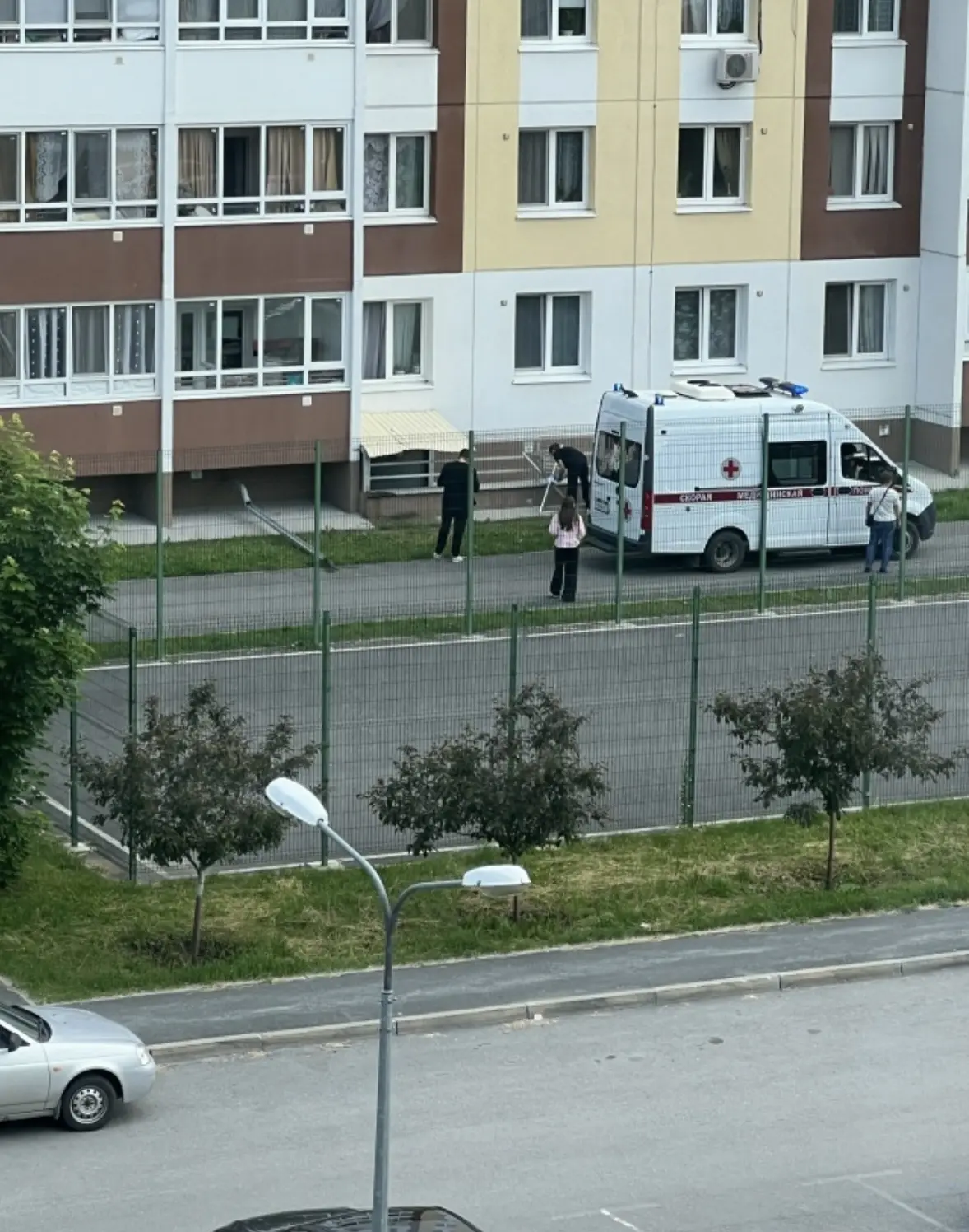 Домостроителей 14/1 выпал ребенок из окна,похоже с 3 этажа.