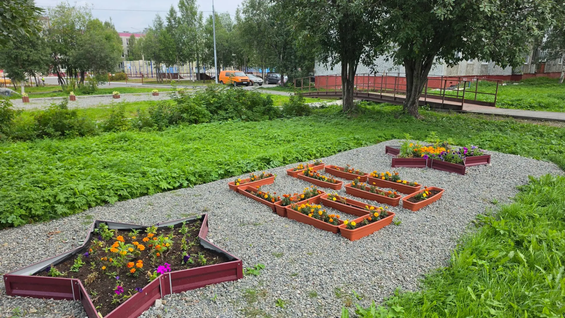 🌷 А вы знаете, что между домами 8 и 12 на улице Жемчужной юннаты «Первых» из школы №4 ...