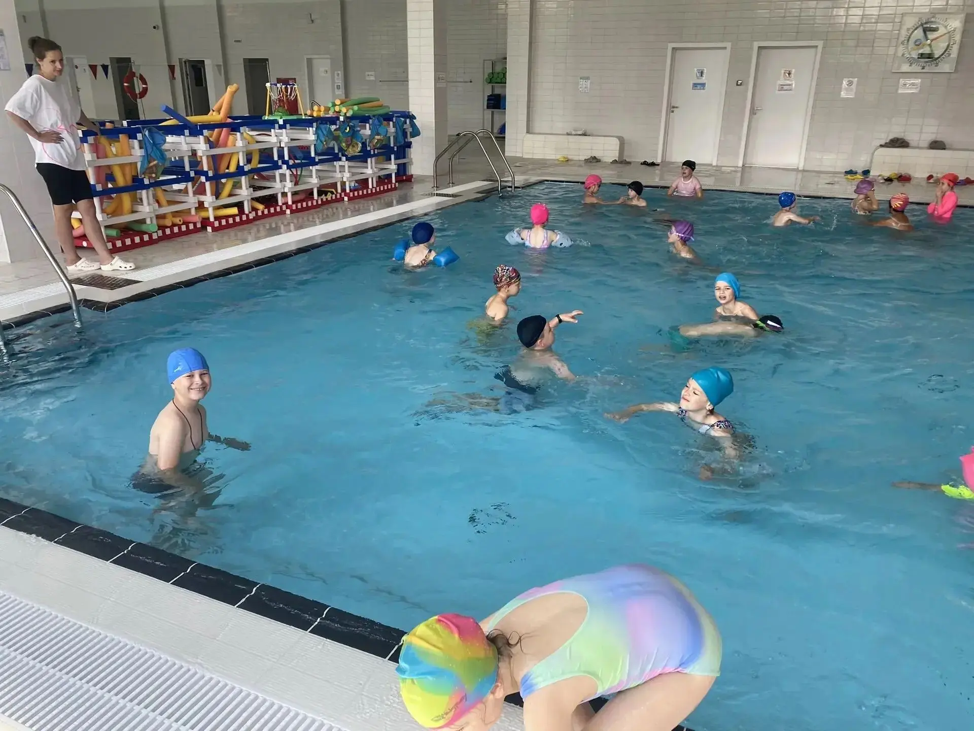 🎉 День в бассейне — море радости и брызг! 🌊

 Ребята из пришкольного лагеря «Авиаприключения» отпр