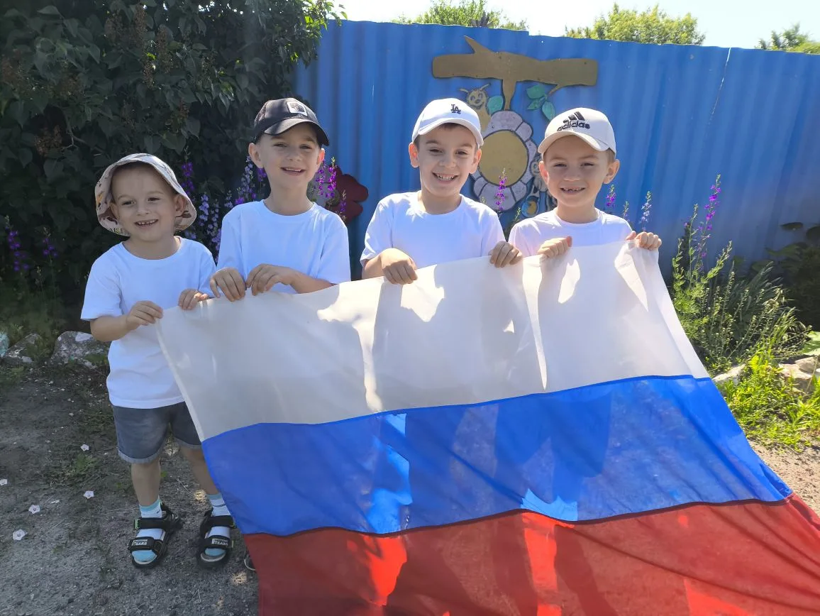 🇷🇺Российский триколор🇷🇺

В канун главного государственного праздника России — Дня России — воспи