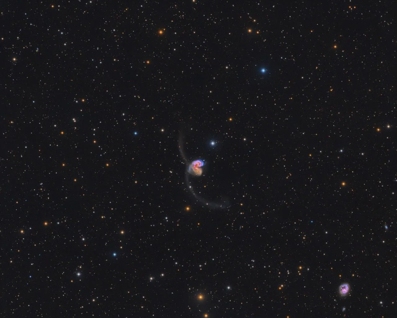 Снимок двух взаимодействующих галактик - NGC 4038 и NGC 4039 ✨