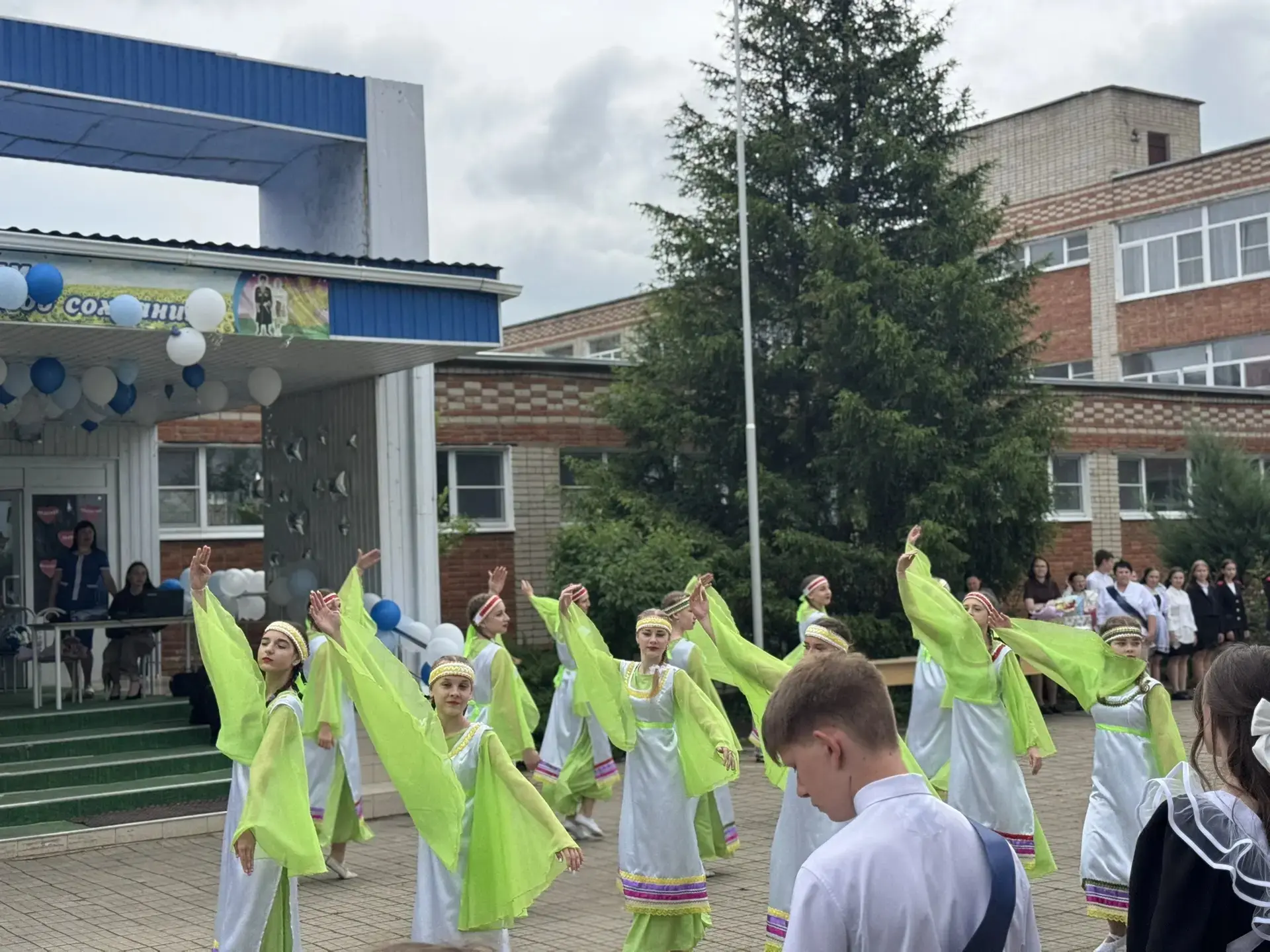 Трогательный подарок выпускникам!