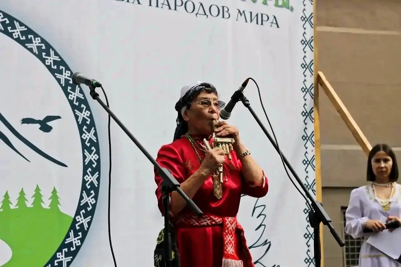 Есть в нашей школе очень незаметный человек. Хотя все ученики и учителя видят его кажды...