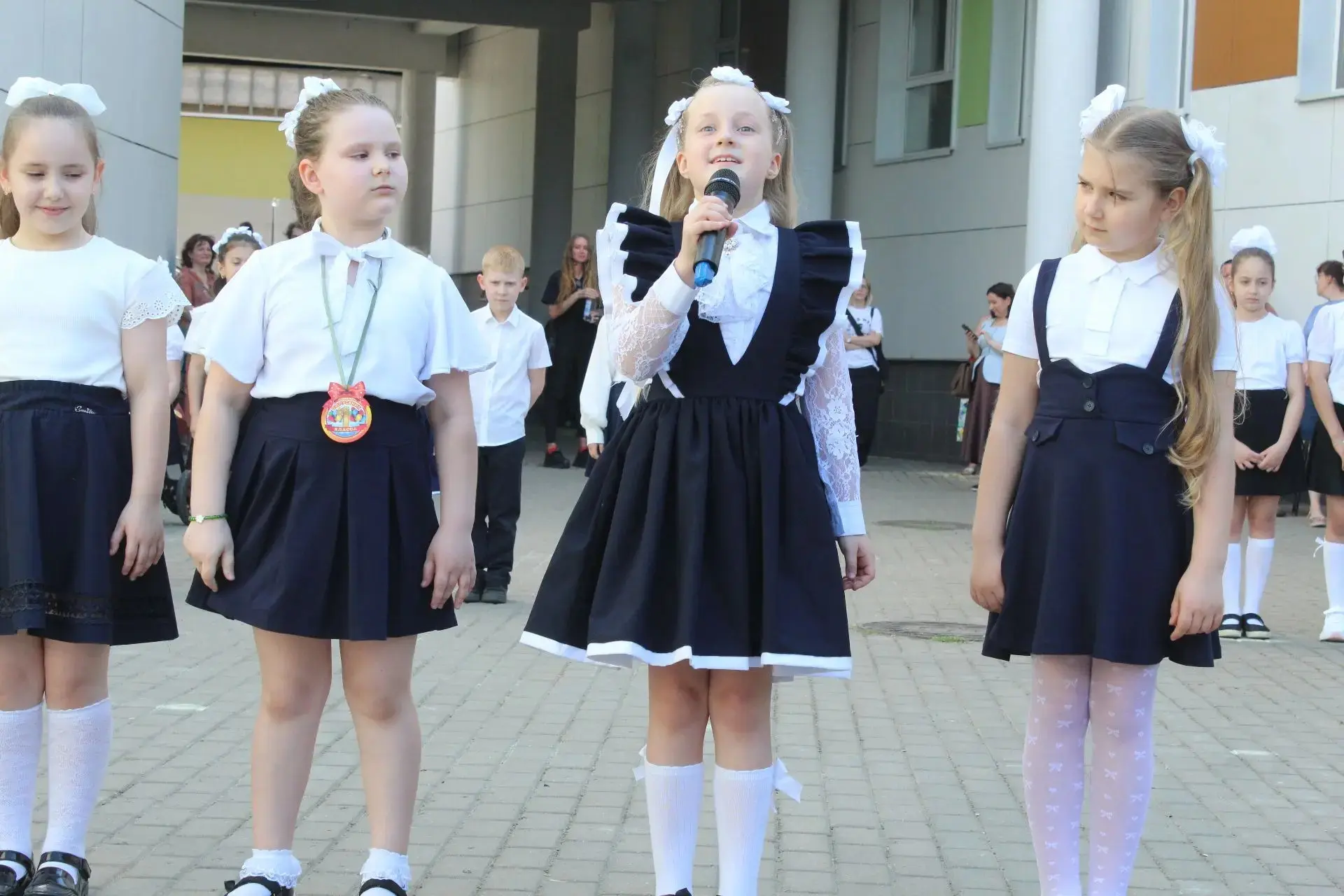 В нашей школе прошёл Последний звонок  💃Торжественная линейка состоялась во дворе школы. Первоклассн