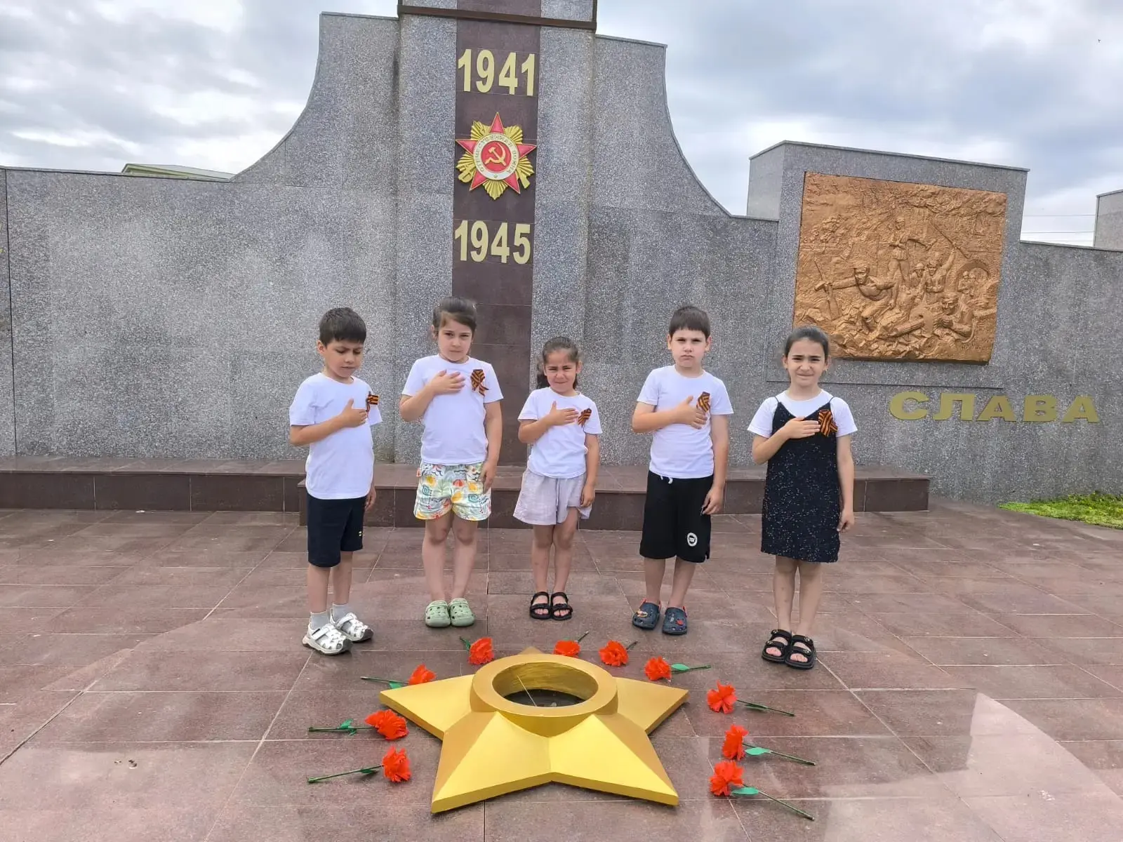 В преддверии Дня  скорби и памяти дети старшей группы "Пчëлки" своими руками изготовили бумажные цве
