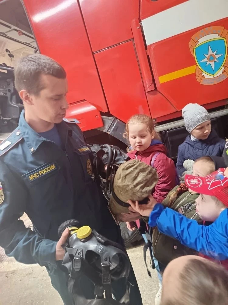 В рамках проекта "Профессии" группа Фиксики посетила пожарную часть 45 Выборгского райо...