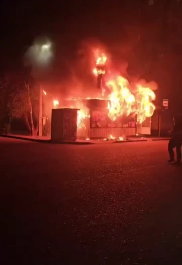 На конечной п. Осипенко сейчас горит ларек шаурмы