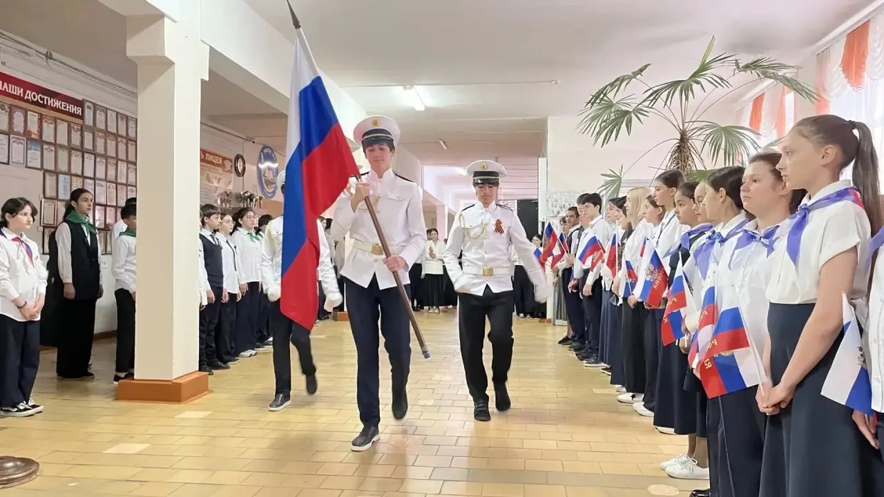 🇷🇺 Наша новая учебная неделя, как и полагается, началась с торжественной линейки. Поднятие флага и Г