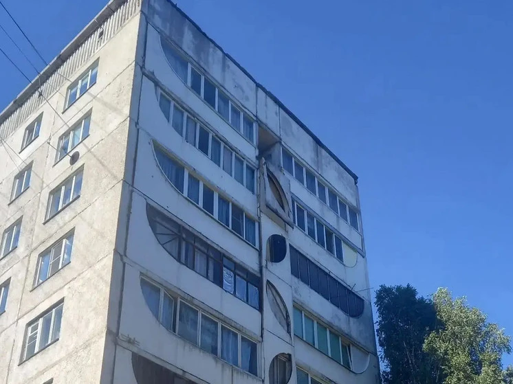 🚨 На девятиэтажке в Барнауле опасно повисла железобетонная плита