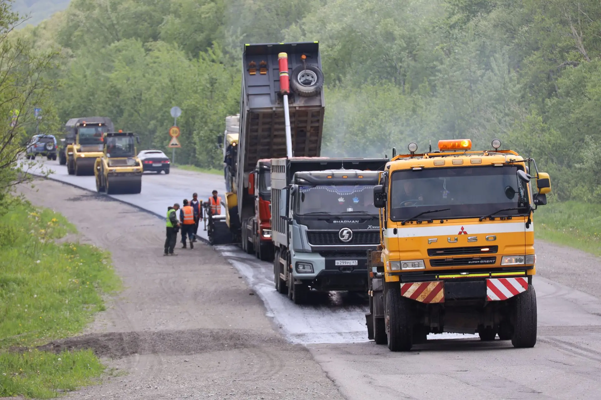 ДОРОГА ОБНОВЛЯЕТСЯ!
 
🛣️ Обновление дорожной инфраструктуры продолжается в Елизовском округе.
 
Рем