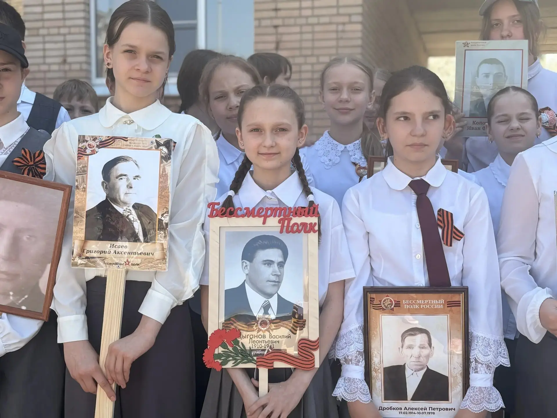 В школе ожила история - мы провели акцию«Бессмертный полк». Ребята с гордостью пронесли...