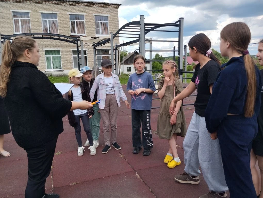 11 июня в пришкольном ДОЛ "Страна мальчишек и девчонок" специалисты МБУК "Евлашевский БДЦ" провели п