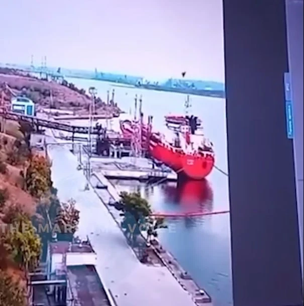 Момент прилета "Герани-4" по танкеру в порту Южный Одесской области, снятый с камеры на...