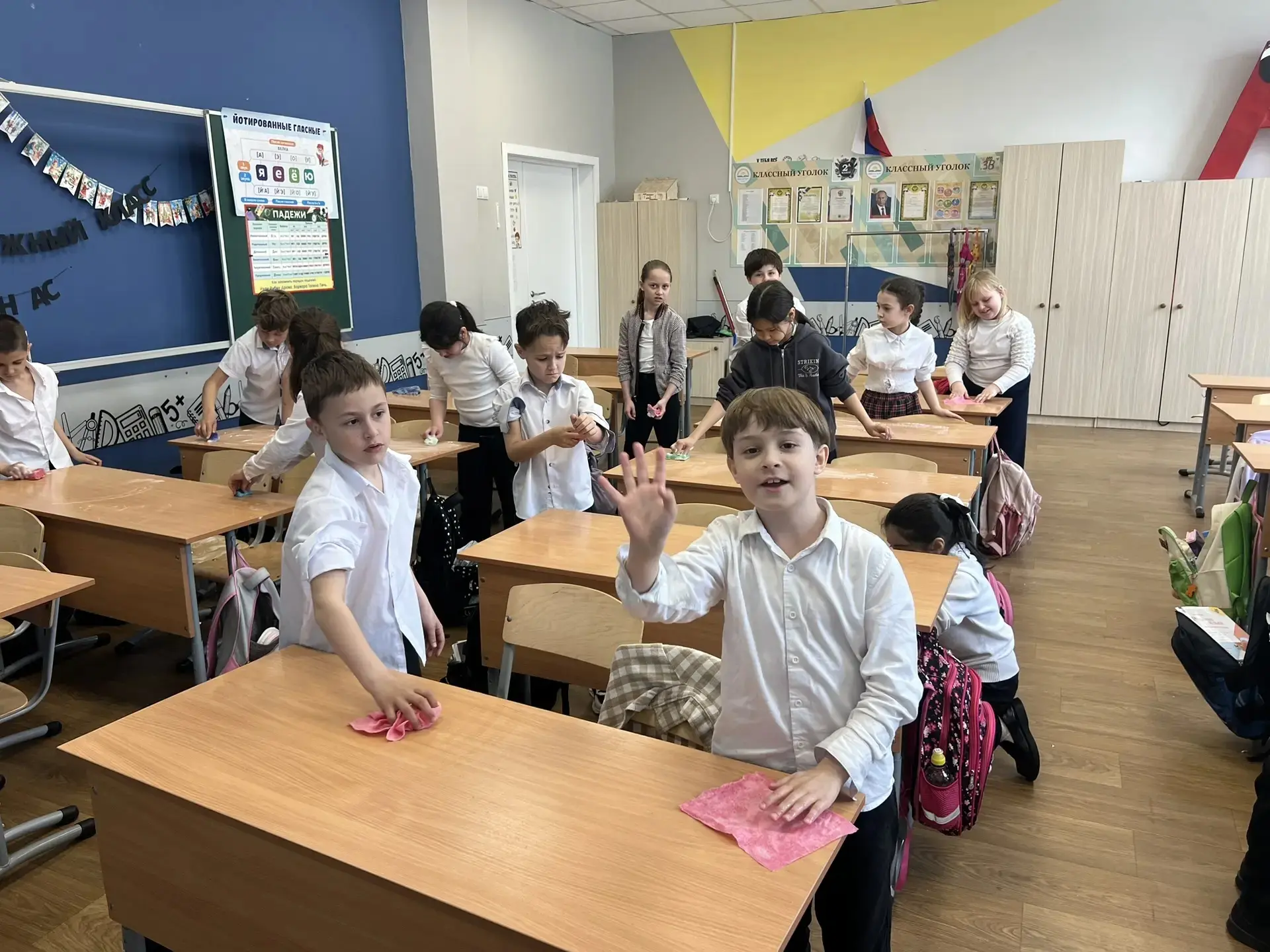 🌸Учащиеся начальных классов вчера приняли участие в еженедельной школьной акции "Чистый четверг".   