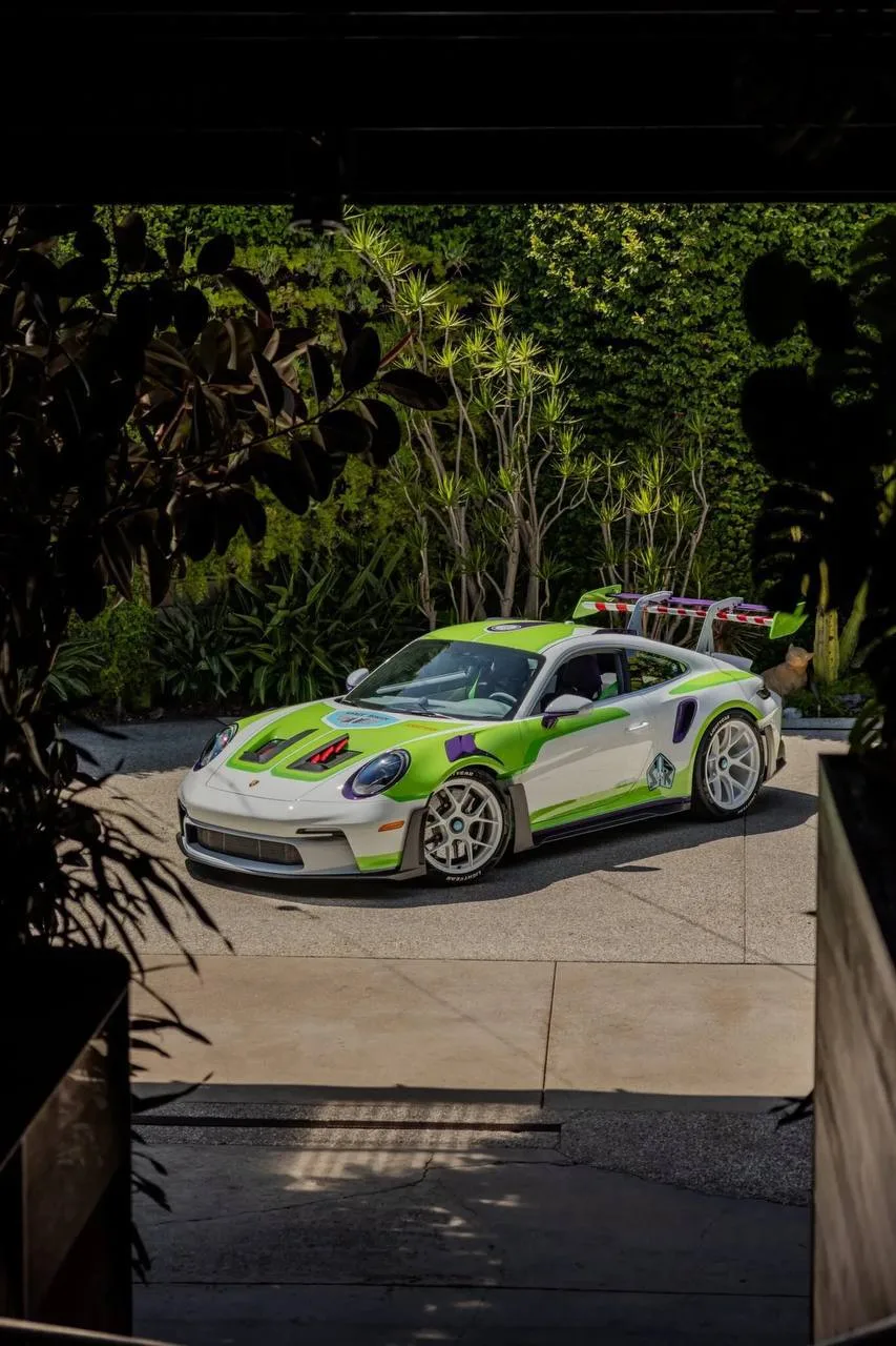 Porsche показала три уникальных 911 в стиле «Истории игрушек»

Базз Лайтер, Вуди и Джесси получили с