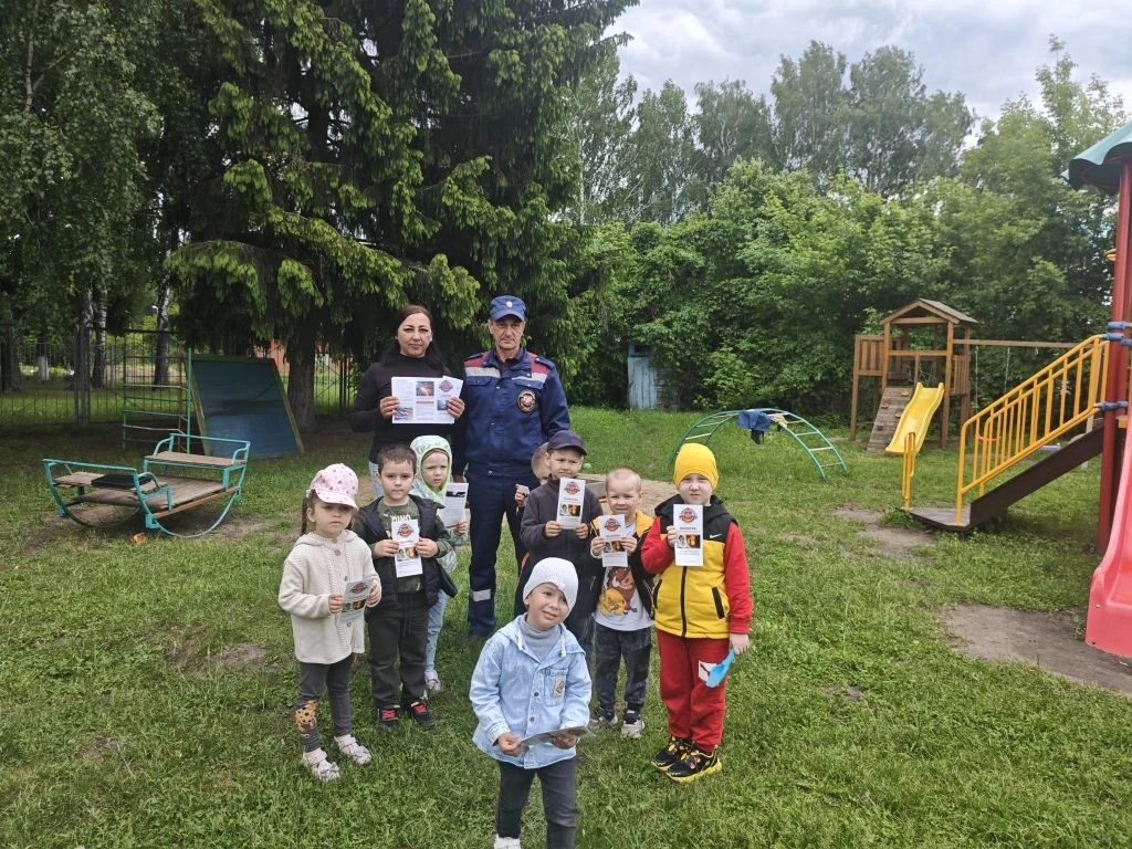🔥 Какой сегодня насыщенный день в детском саду! К нам в гости приходил пожарный инспектор!🚒🚨
Он п