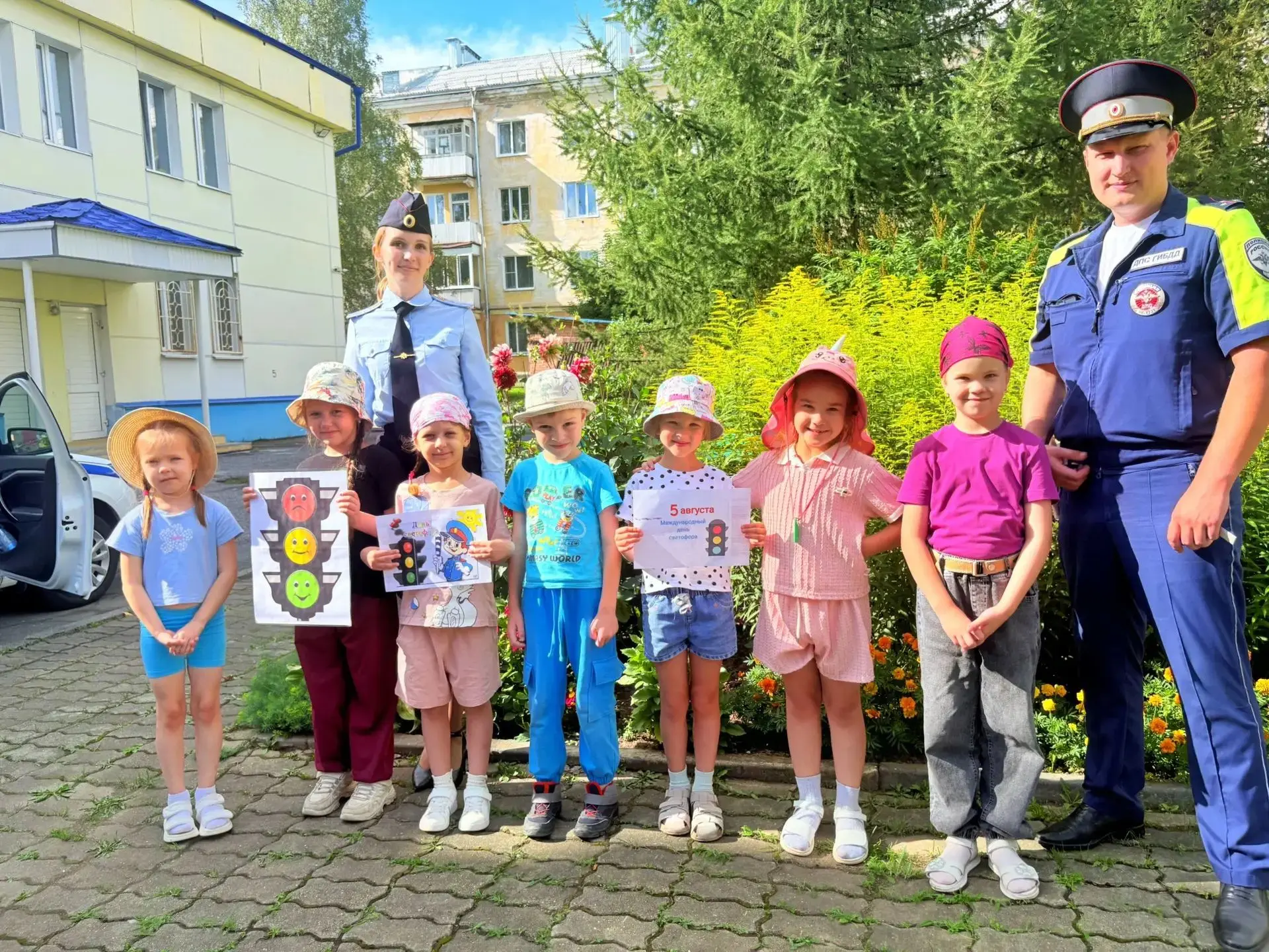 👮‍♂️ Госавтоинспекция Лесного поздравила воспитанников «Белоснежки» с Днем светофора 🚦