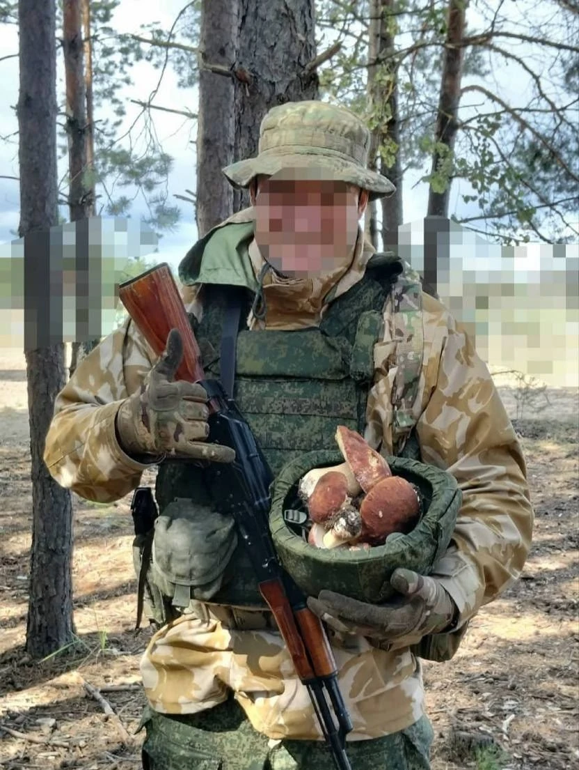 Товарищ командир, разрешите доложить: в лесу обнаружены белые...