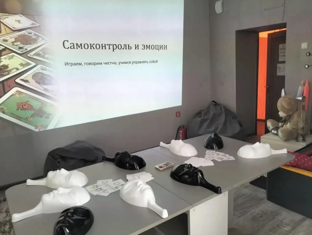 🎲 Не просто игра, а тренировка себя
Наши подростки сыграли в «Мафию». Но не в обычную.
Это была осо