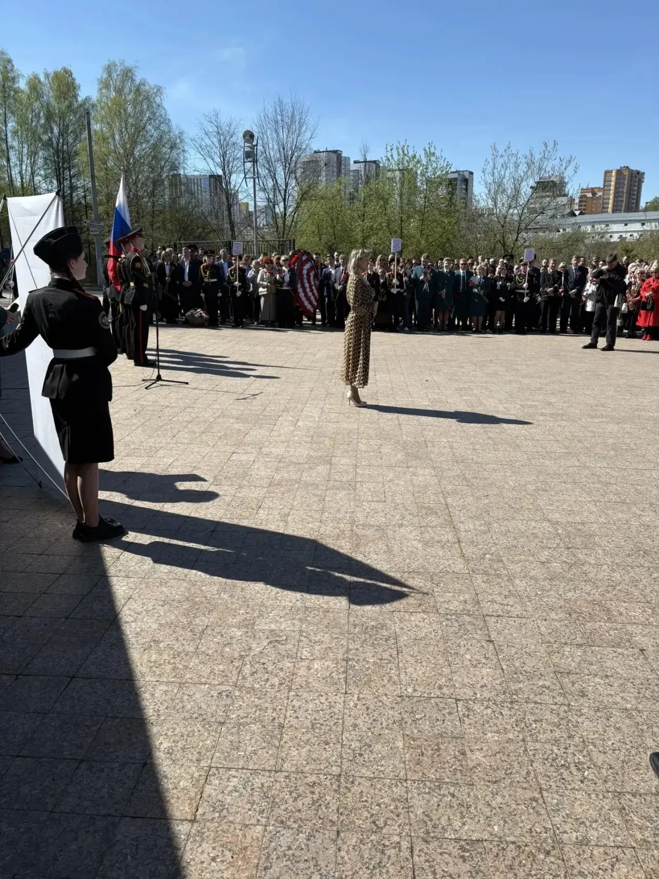 Ежегодно наша школа принимает участие в торжественном возложении цветов к мемориалу «Скорбящая». Сег