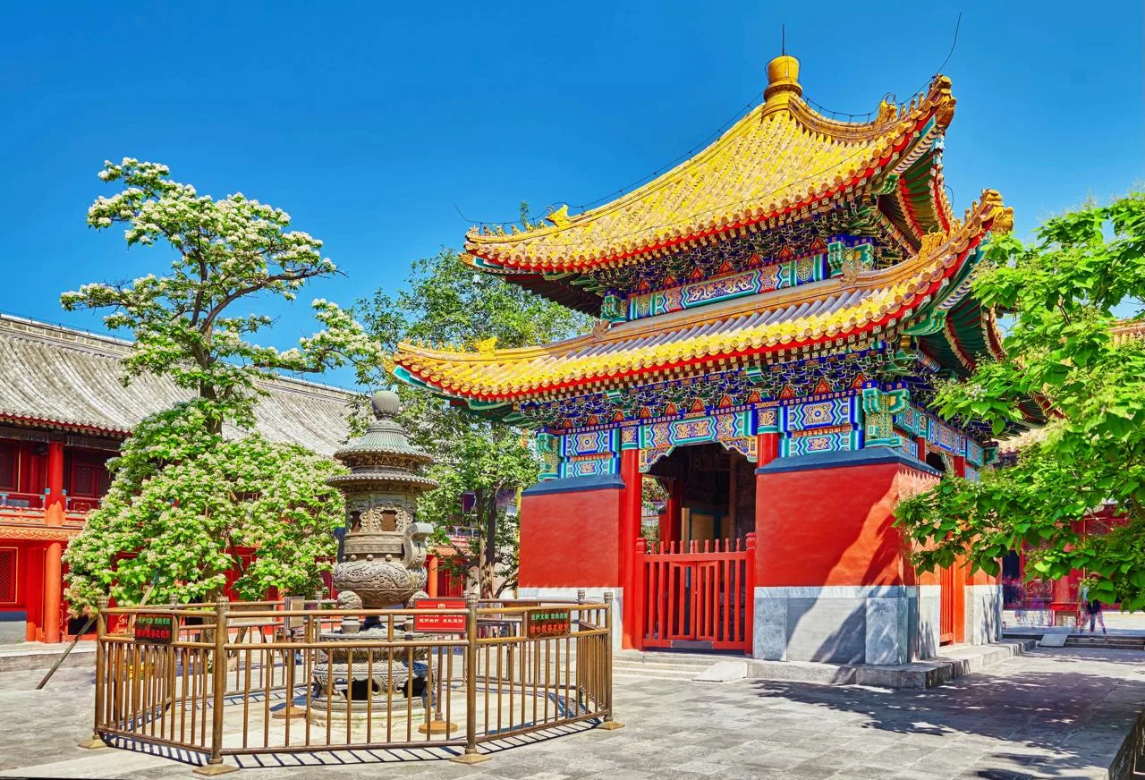 Храм Юнхэгун в Пекине, Китай 🇨🇳  🔹 Юнхэгун - тибетский буддийский храмовый комплекс, построенный в 1
