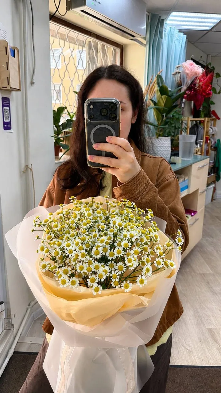🌼 Если хочется подарить немного солнечного настроения — ромашки всегда будут отличным выбором. 

Жд