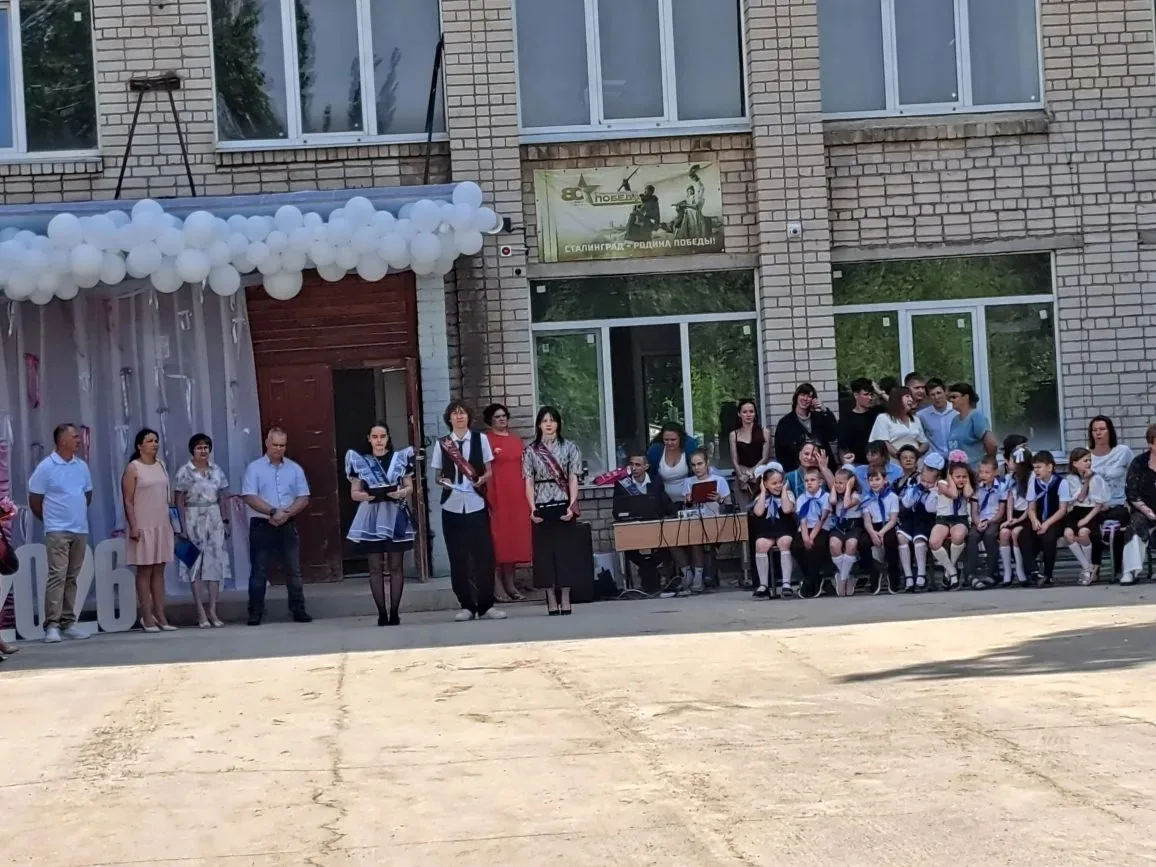 🎓 Сегодня для наших одиннадцатиклассников и девятиклассников прозвучал последний звонок.  Грустный и